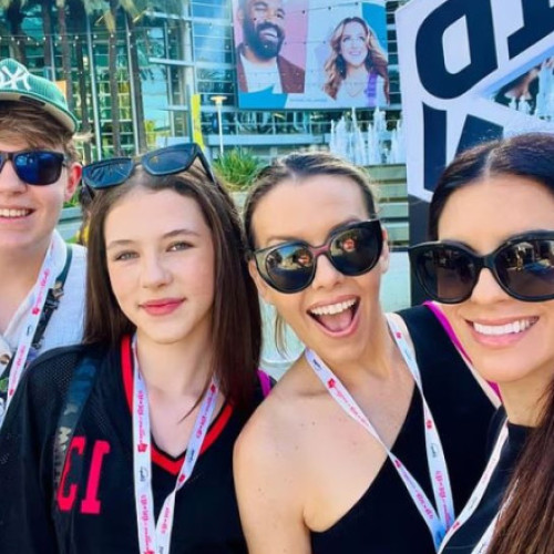 O familie de influenceri se mută din Australia în Marea Britanie din cauza noii legi privind rețelele sociale