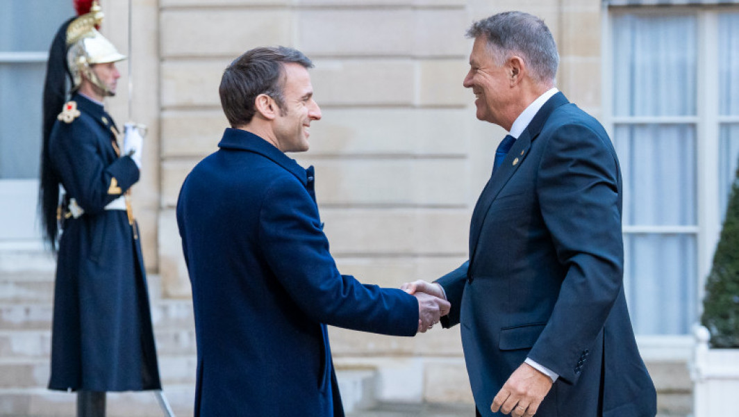 Klaus Iohannis a discutat cu Emmanuel Macron despre sprijinul pentru Ucraina şi Marea Neagră