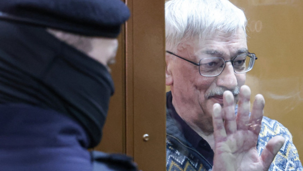 Activistul de drepturi omului Oleg Orlov a fost condamnat la 2 ani și jumătate de închisoare de un tribunal din Moscova