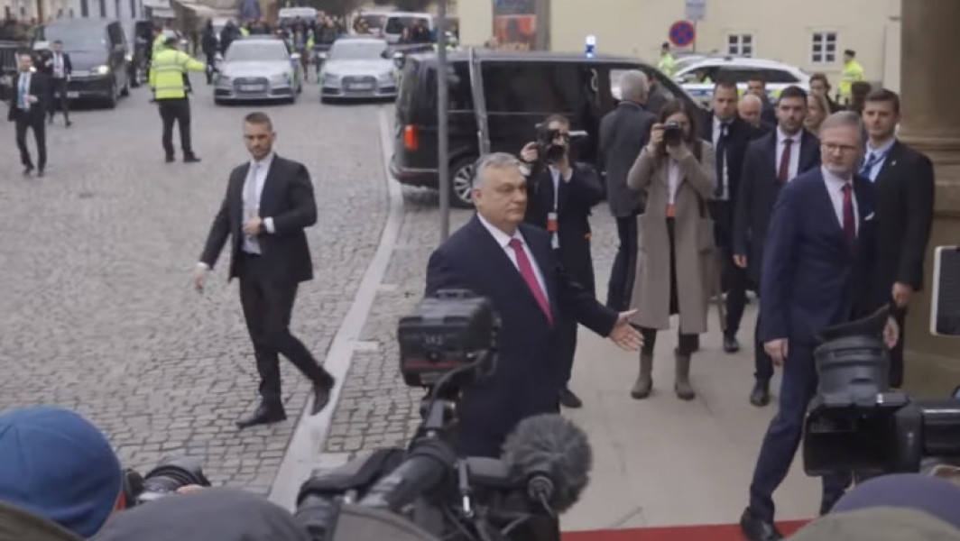 Prim-ministrul ceh Petr Fiala, gazda summit-ului Grupului de la Visegrad din Praga, își primește oaspeții în mijlocul protestelor pentru Viktor Orban și Robert Fico, catalogați drept "purtători de genți ai lui Putin".