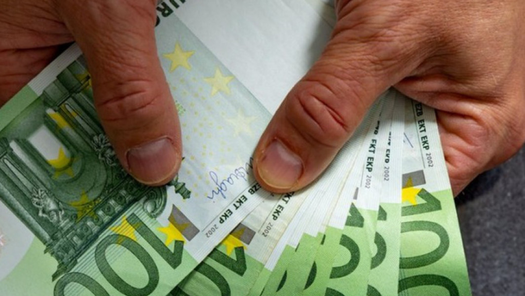 Geantă cu 15.000 de euro găsită de polițist în parcarea unui mall din Pitești