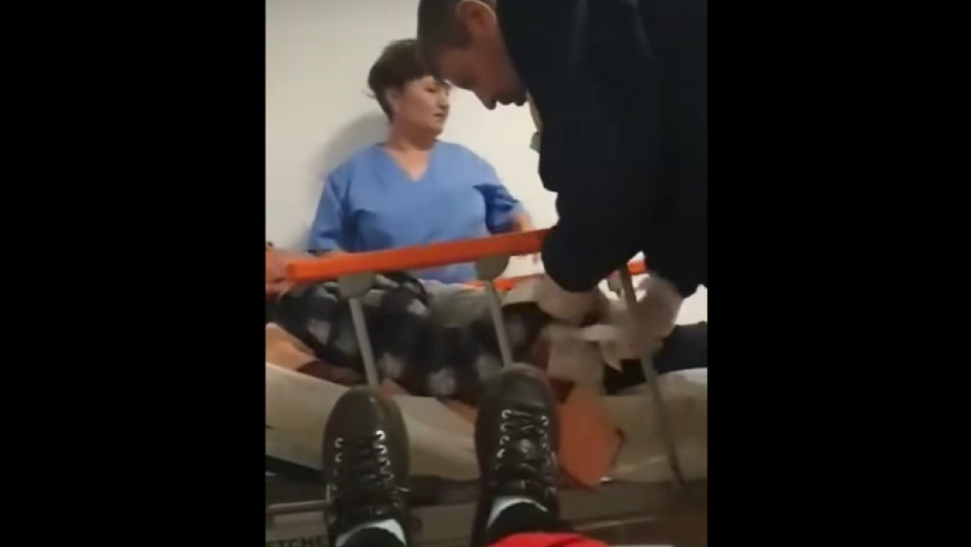 Paznic filmat legând un pacient în Spitalul Județean Brăila, investigația anchetei pentru abuz și comportament abuziv