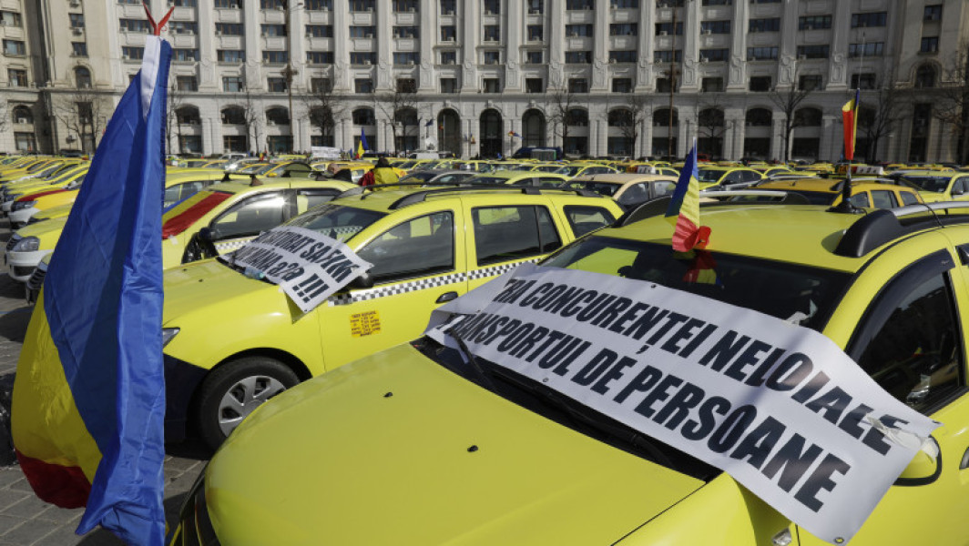 In

"Taximetristii protesteaza pentru discutii cu premierul in locuri publice