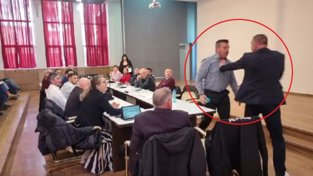 Ședință de Consiliul Local cu scandal și violență în orașul Curtea de Argeș