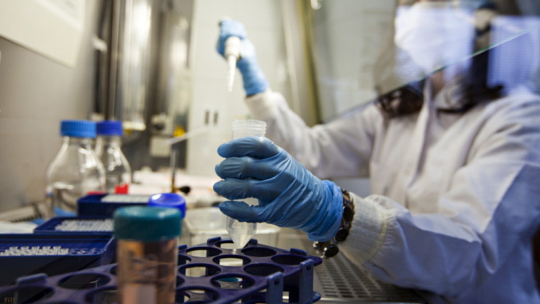 Tânăra din Italia infectată cu HIV în lab. din Geneva primește 145.000 euro despăgubire.
