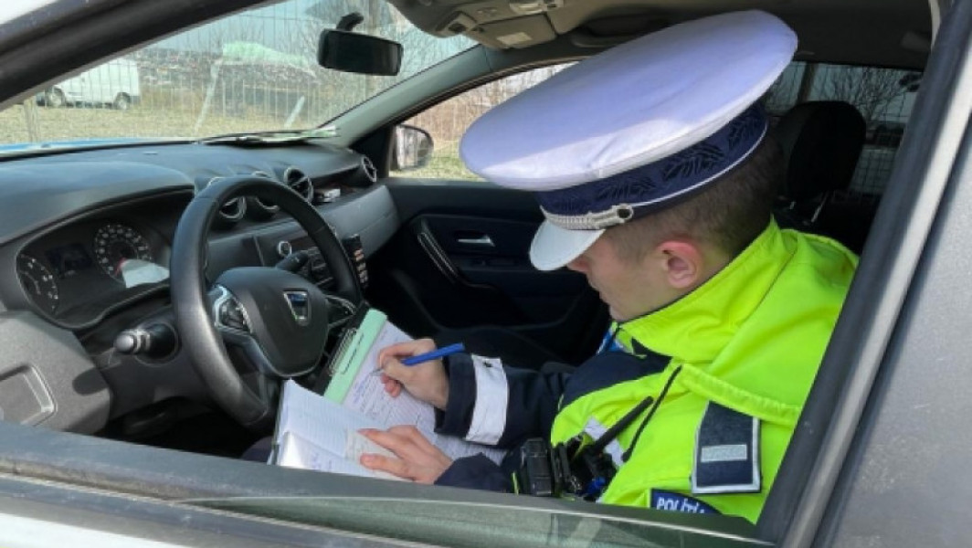 O tanara din Botosani s-a oprit brusc la volan când a văzut o mașină de poliție, iar acum este cercetată pentru conducere fără permis. Incidentul a avut loc în comuna Corni. Tanăra și pasagerul său sunt investigați de polițiști.