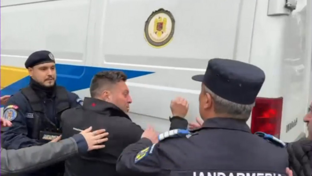Durere și violență în procesul elevului criminal din Craiova. Tatăl victimei a lovit cu pumnii duba penitenciarului: „Te omor!”