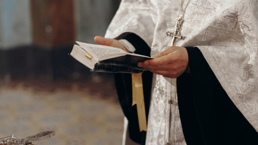 Ginere al unui preot din Currici a decedat după o tragedie în biserica din Arad: a căzut de pe o schelă înaltă în timp ce ajuta la împodobirea lăcașului religios.