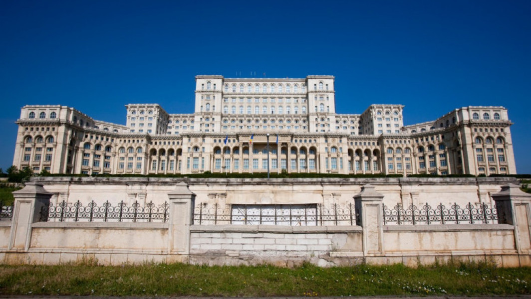 Un bărbat de 25 de ani, originar din Galați, a sărit gardul Palatului Parlamentului și a fost prins de jandarmi. Motivul halucinant al intrării sale forțate în clădire a fost o simplă vizită. Autoritățile l-au amendat cu 500 de lei pentru această faptă.