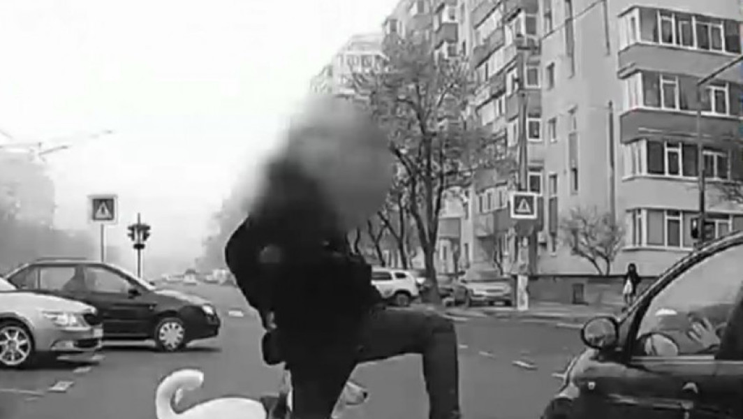 VIDEO Scandal pe trecerea de pietoni din București: Pieton evitat la limită, șofer supărat și în vizorul polițiștilor