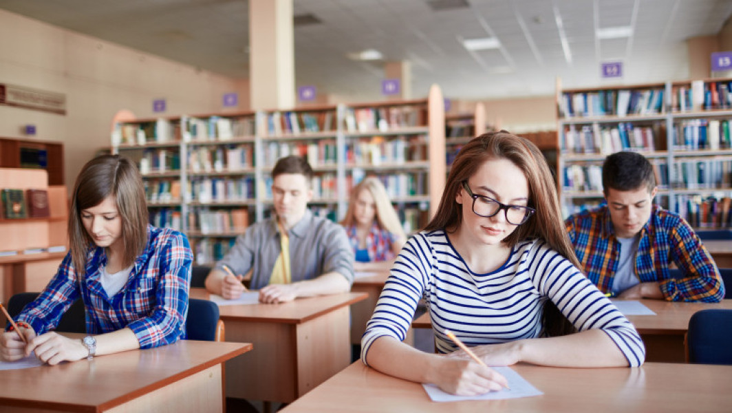 Simulare Examene Nationale, se organizează în aceasta săptămână

Mii de elevi din clasele a XII-a și a XIII-a susțin simularea examenelor naționale în această săptămână în România