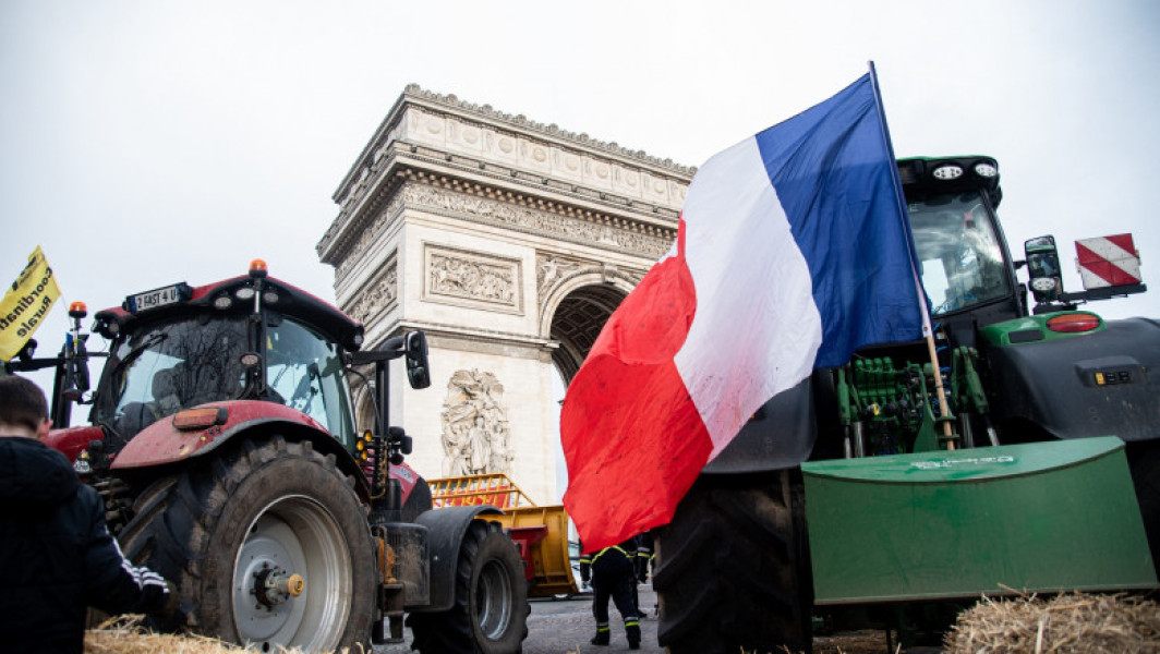 Arestări după invazia fermierilor în Paris: Zeci de arestări la Arcul de Triumf cu tractoare