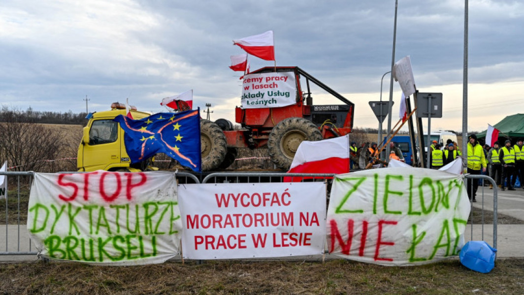 Fermierii extind protestele și blochează autostrada cheie la granița cu Germania