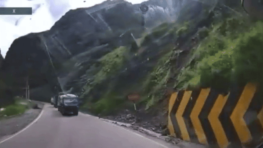 Bolovan uriaș lovește camion într-un drum din Peru. Șoferul a supraviețuit miraculos, încărcătura distrusă și ancheta începută.