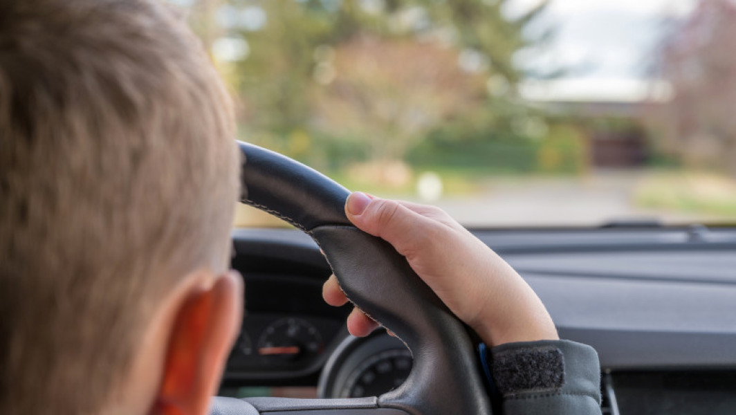 Adolescent surprins de poliție la volan, își schimbă locul pentru a scăpa de pedeapsă! Este singur în mașină și fără permis