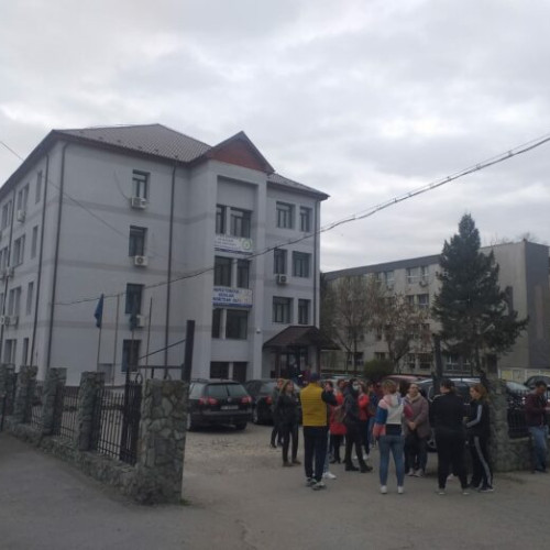 Părinții de la Școala nr. 3 din Slatina, protest în fața Inspectoratului Școlar Olt din cauza unui nou director.