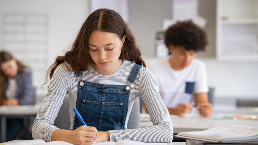Elevi participanți la simularea examenului de Bacalaureat 2024: peste 122.000 au susținut proba scrisă la alegere a profilului și specializării