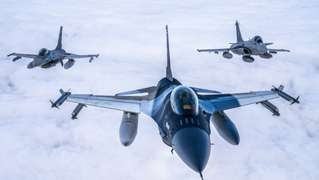 Piloții români de F-16 au interceptat o aeronavă în cadrul unui exercițiu de poliție aeriană NATO la Baza Aeriană Borcea