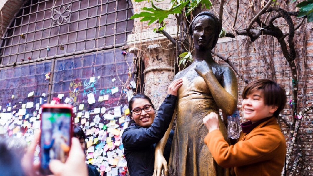 Statuia Julietei din Verona deteriorată de turiști care speră să aibă noroc în dragoste prin atingerea bustului