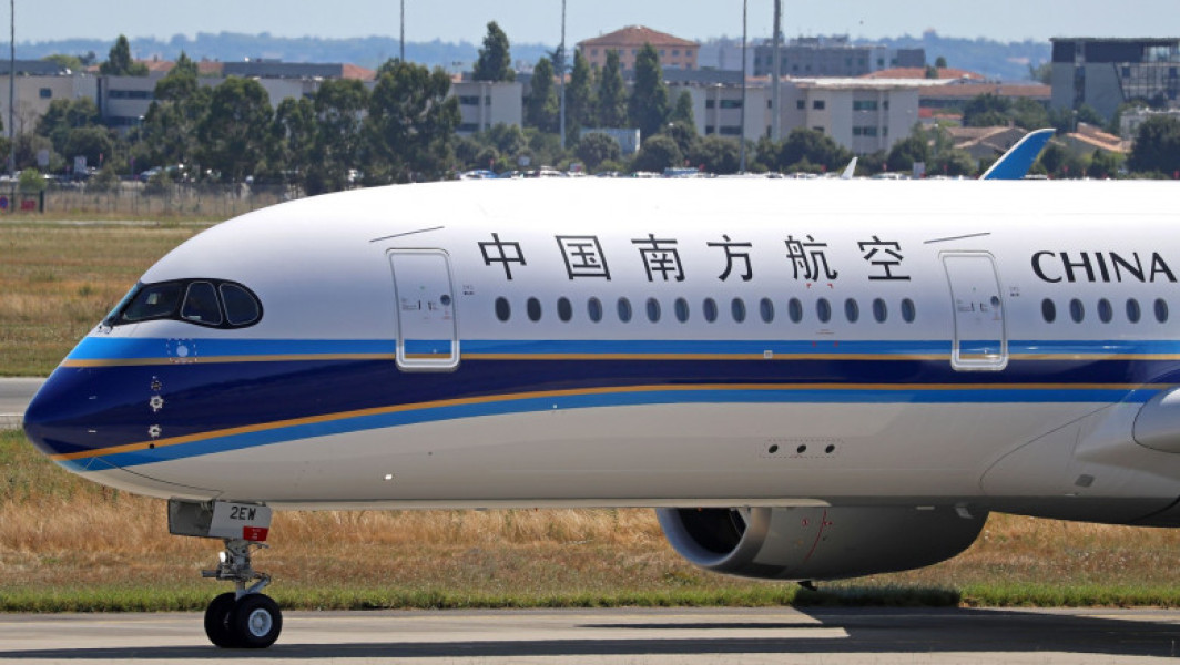 Avionul din China către Beijing, amânat după ce un pasager a aruncat monede pentru noroc în motor