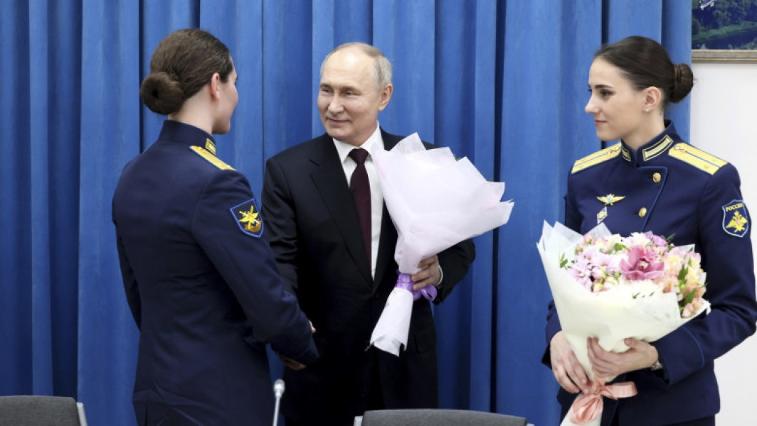 Putin felicită femeile ruse la 8 martie, care luptă în Ucraina