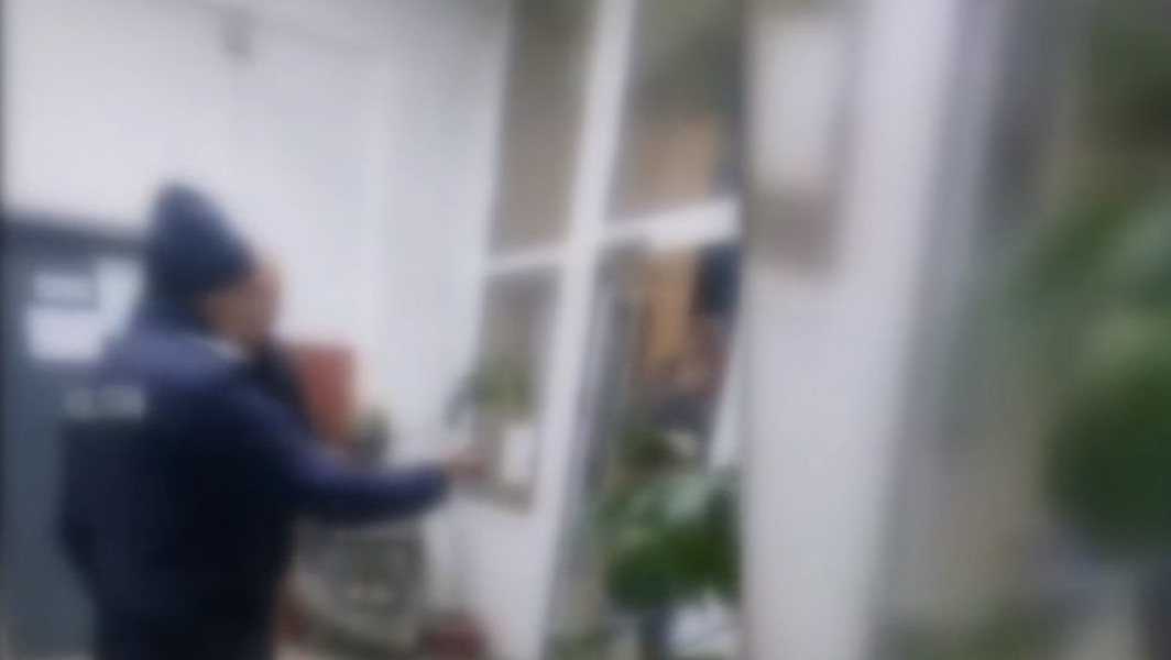 Scandal la sediul IPJ Gorj: Doi bărbați au agresat și înjurat polițiștii fără nicio reacție din partea acestora