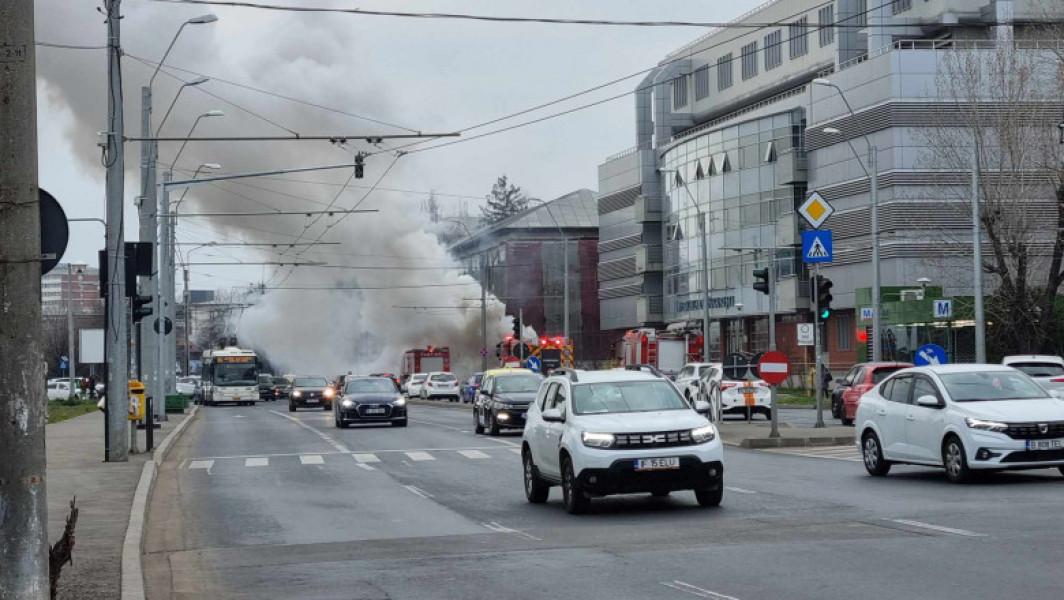 Panică în Capitală după incendiul de la Facultatea de Psihologie: Fumul s-a văzut de la sute de metri depărtare