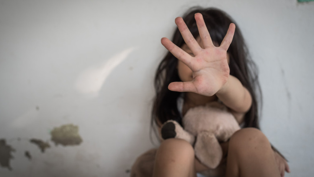 Bărbat din Brașov acuzat de violul nepoatei sale de 5 ani: A fost arestat preventiv