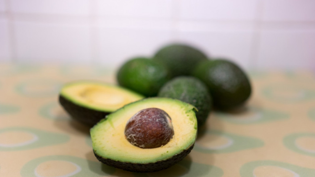 Descoperire Uimitoare în Laborator: Pesticide și Erbicid în Avocado Bio la Digi24