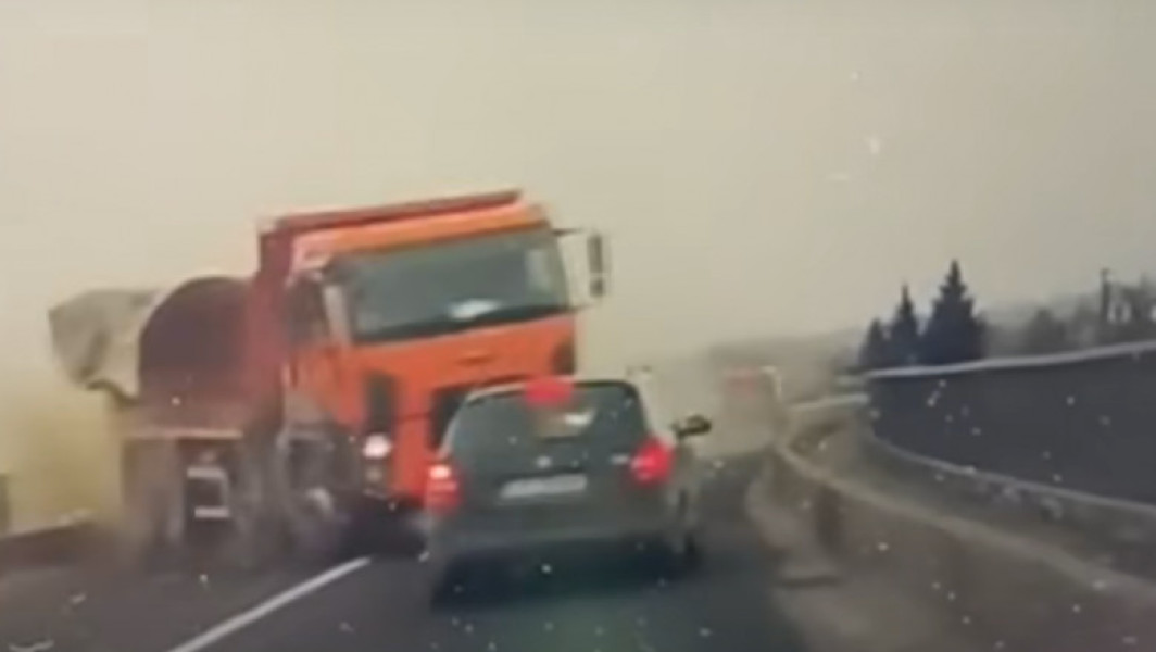 Camera de bord surprinde momentul tragic al accidentului din Avrig, în care trei bărbați au pierit din cauza unui camion. Avertisment: imagini cu impact emoțional puternic!