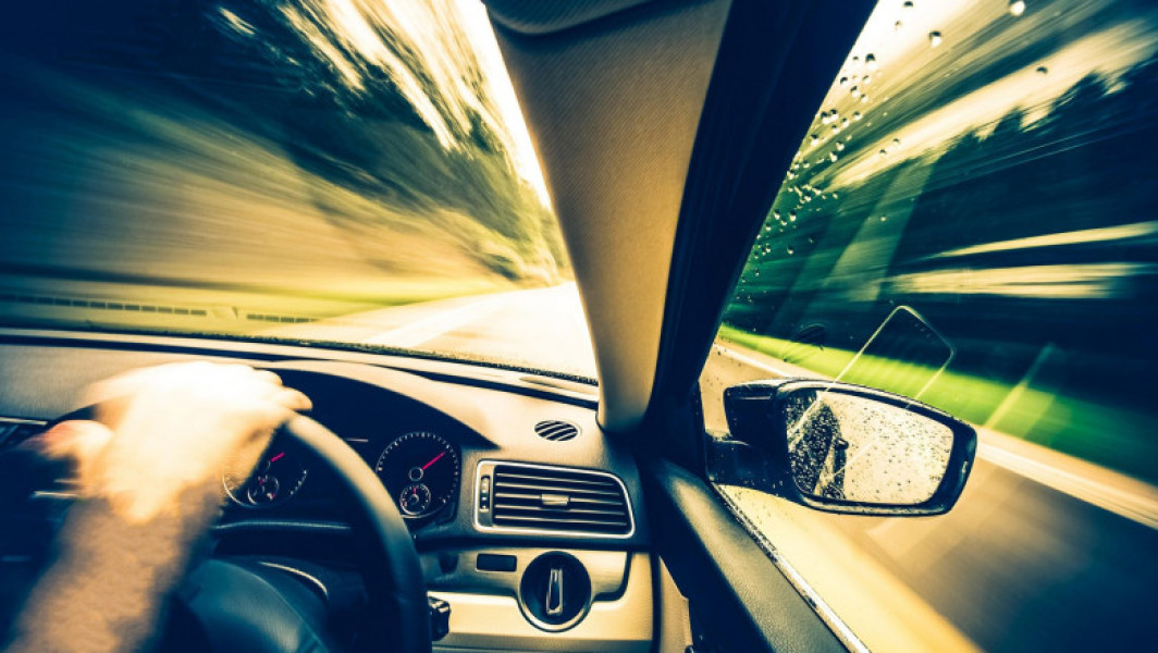 Un tânăr fără permis s-a filmat în timp ce conducea periculos și a provocat un accident: „Nu vreau să mă omor în noaptea asta, dau daună!”