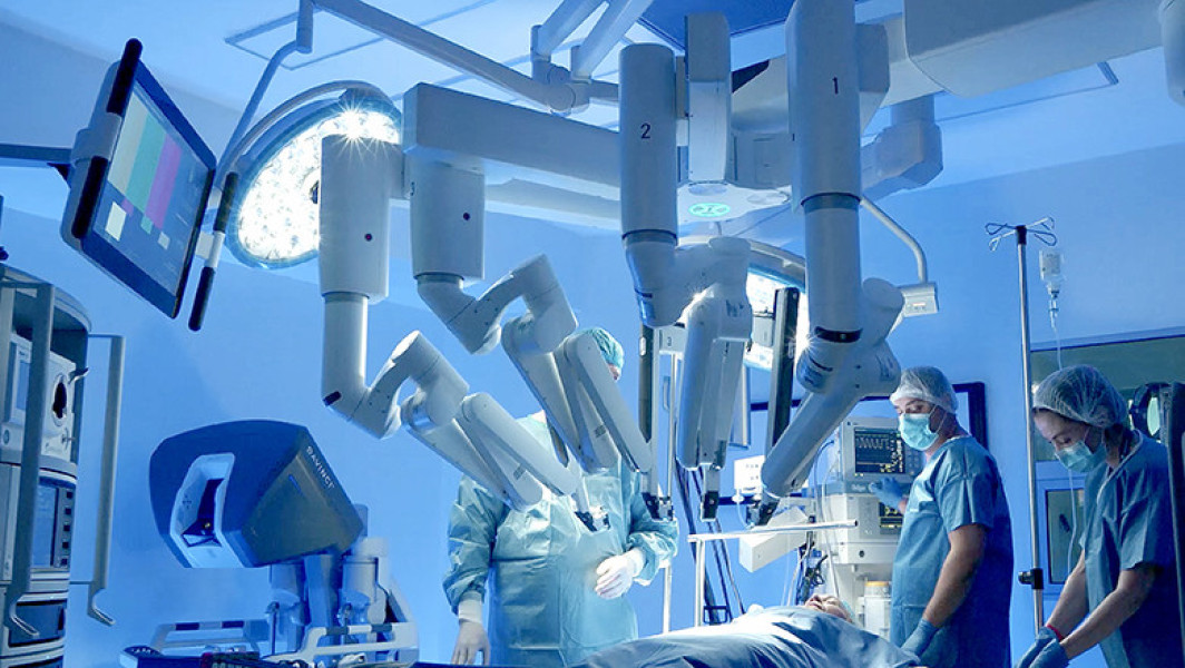 Tratamente minim invazive pentru afecțiuni ginecologice, disponibile la Spitalul Clinic SANADOR prin laparoscopie, histeroscopie și chirurgie robotică