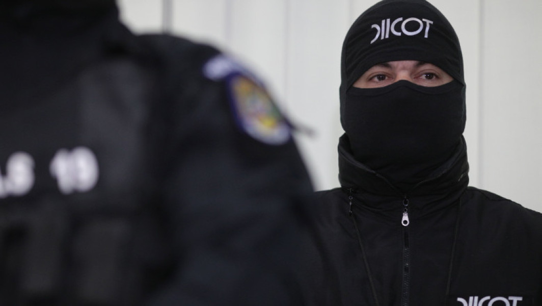 Reţinuţi 11 membri ai celei mai mari reţele de trafic de migranţi din România. Gruparea asigura transportul a peste 500 de persoane în condiţii extreme
