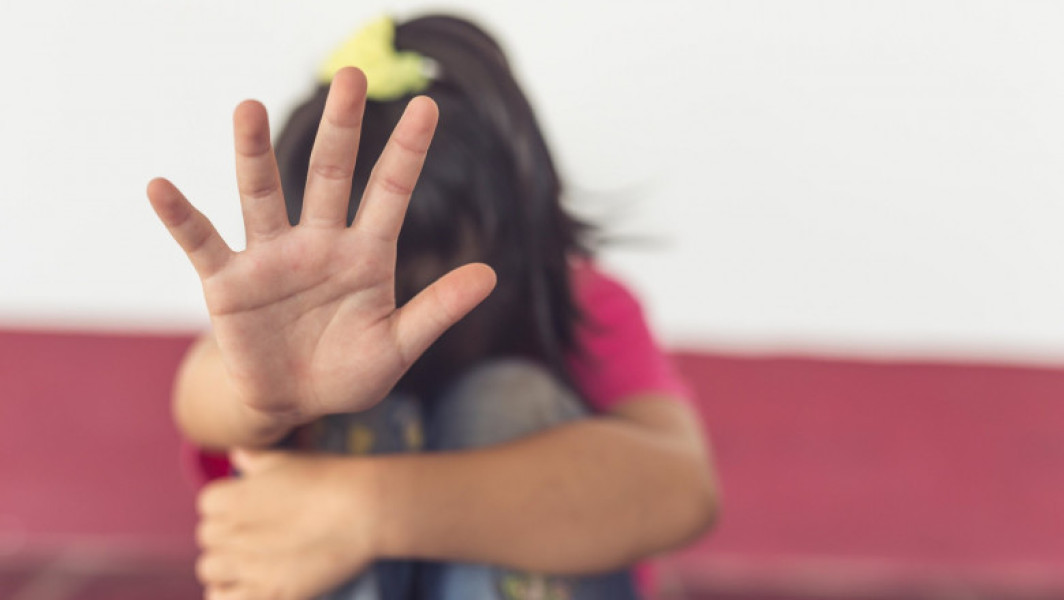 Un bărbat din Reşiţa, acuzat de viol asupra fiicei sale vitrege minore. Fata a născut un copil după constrângerea să, conform procurorilor. Propunere de arestare preventivă.