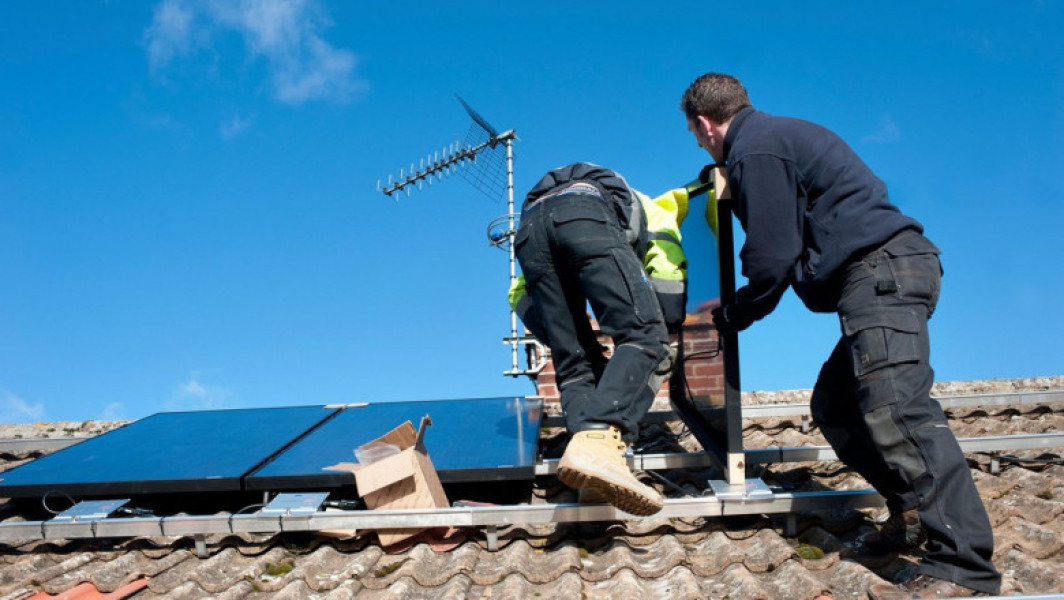 Taxa de soare, eliminată pentru prosumatori în România - Ministrul Energiei declară proiectul în dezbatere publică