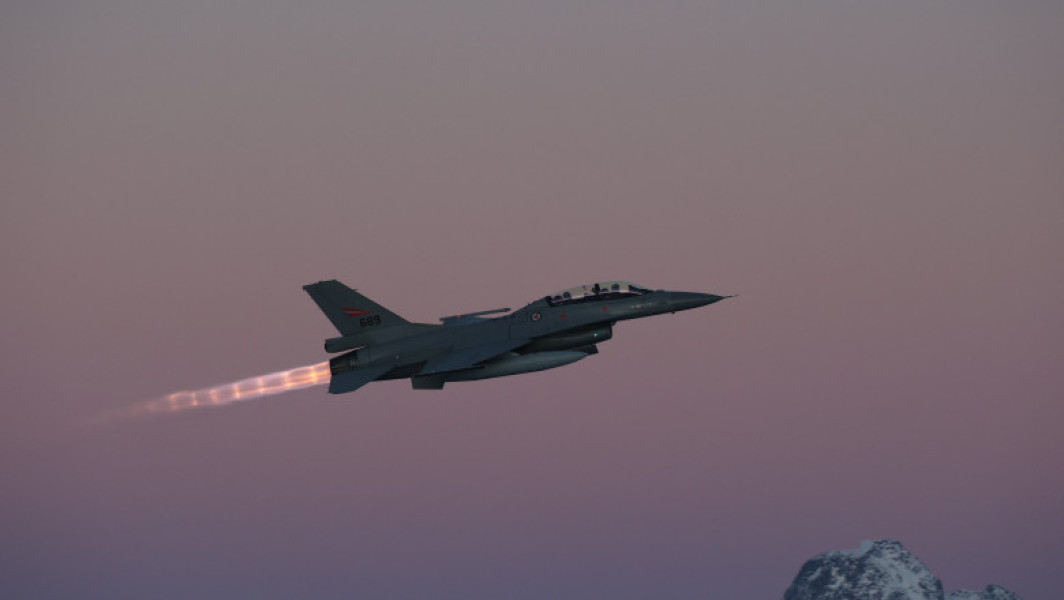 Soldații ucraineni vor primi instruire pe avioane F-16 în România
