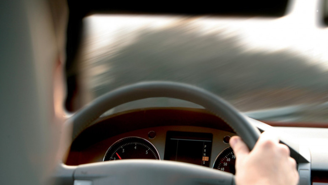 Tanar fara permis auto a provocat accident in timp ce fugea de politisti in Targu Jiu. Barbatul a fost ranit si transportat la spital.