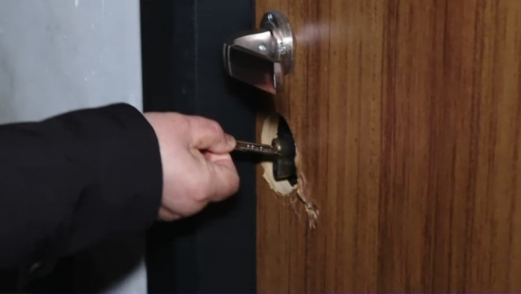 Necunoscuți au ocupat apartamentul unei pensionare din București și nu pot fi dați afară, acum proprietara trebuie să apeleze la justiție
