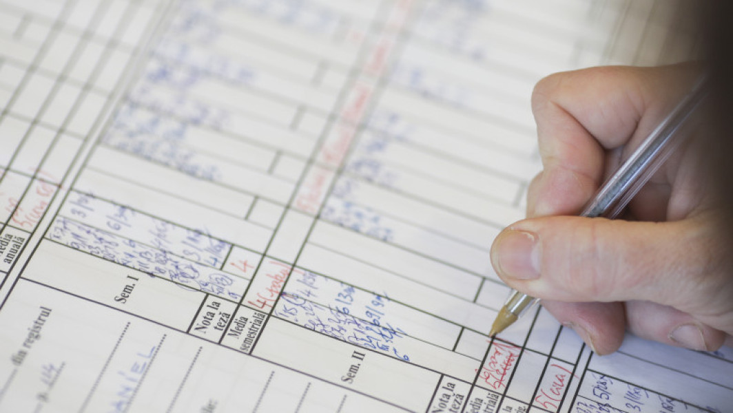 Oficialii din Educație caută soluții pentru dezastrul la simulare prin exerciții rapide de gramatică. 5 minute de "algocalmin" pentru elevii cu note sub 7.