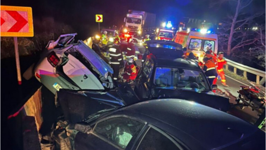 Dosarul tragediei din Hula Bradului: Șoferul punea muzică la maximum și își lovea capul de tetieră, dar acum primește 10 ani de închisoare pentru ucidere din culpă.