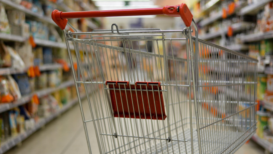 Marcel Ciolacu analizează propunerea privind închiderea supermarketurilor în weekend pentru a evita impactul negativ asupra cetăţenilor.