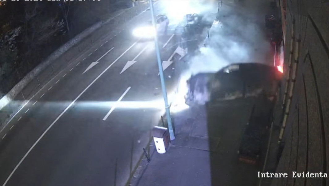 Accident grav în fața Primăriei Brașov, filmat de camerele de supraveghere. Tinerul șofer de 19 ani, implicat într-o cursă ilegală, a pierdut controlul mașinii și a lovit stâlpii de pe trotuar, accidentându-se și alți trei pasageri.