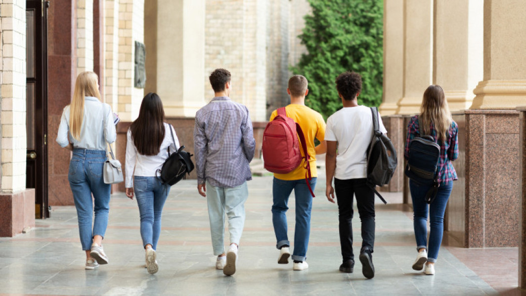 Codurile QR vor fi integrate în actele de studii. Eliminarea dosarelor cu copiile după diplome și certificate pentru elevi și stat.