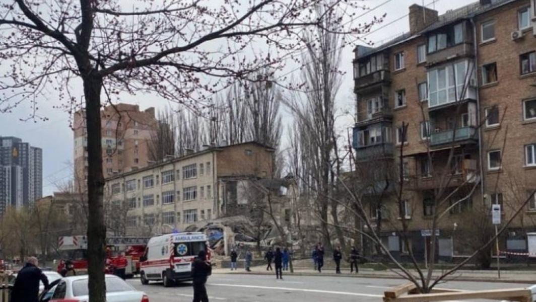 Atac devastator in capitala Ucrainei: Rusia bombardeaza cu rachete hipersonice Kievul ocupat. O clădire locuită a fost lovită.