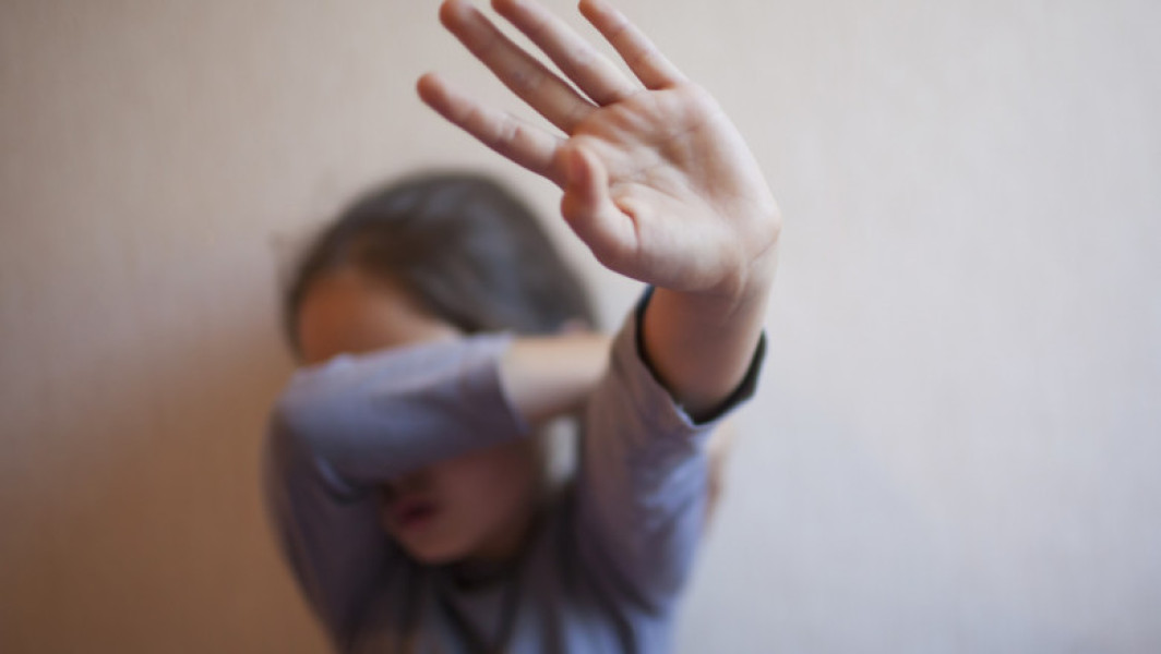 Bunică din Galați, cercetată penal pentru maltratarea nepoților timp de zece ani. Cinci frați au suferit la mâinile ei, în timp ce mama lor era în Spania.