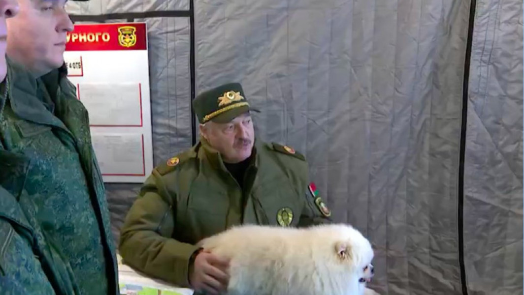 Știre video virală din Belarus: Dictatorul Lukașenko discuta cu generalii despre atacarea Poloniei în timp ce ține în brațe câinele său pufos, Umka