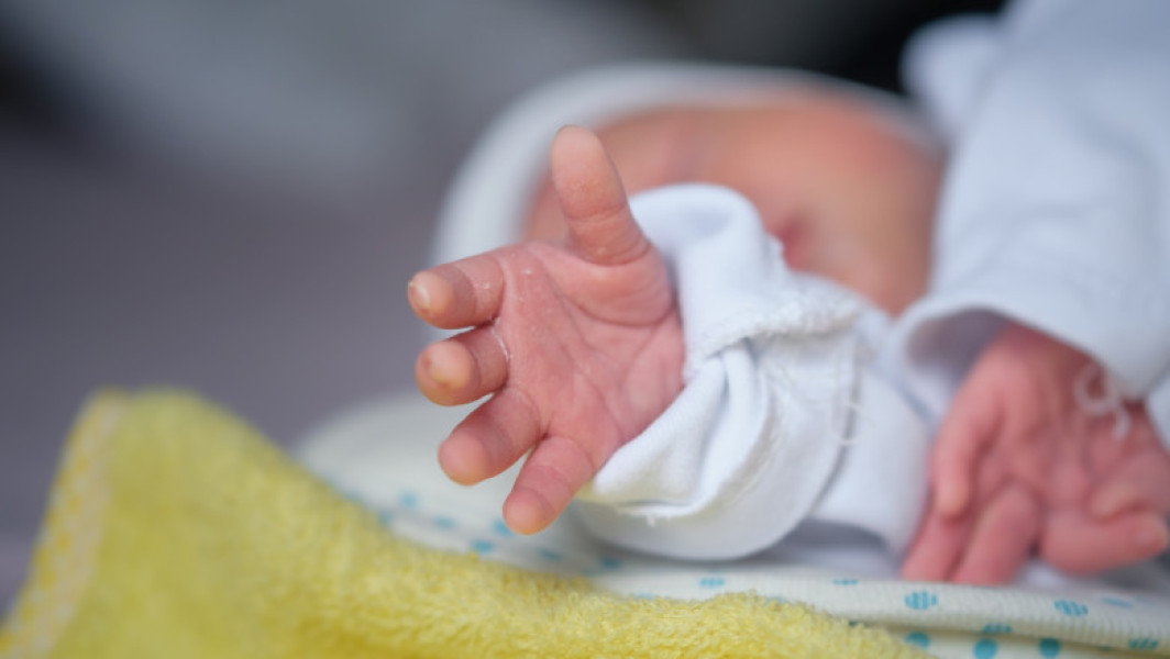 Asistenta care a încurcat doi nou-născuţi la externare, sancţionată cu reducerea salariului. Asistenta de la Spitalului Judeţean din Ploieşti care a transmis copiii altor familii a primit sancţiune.