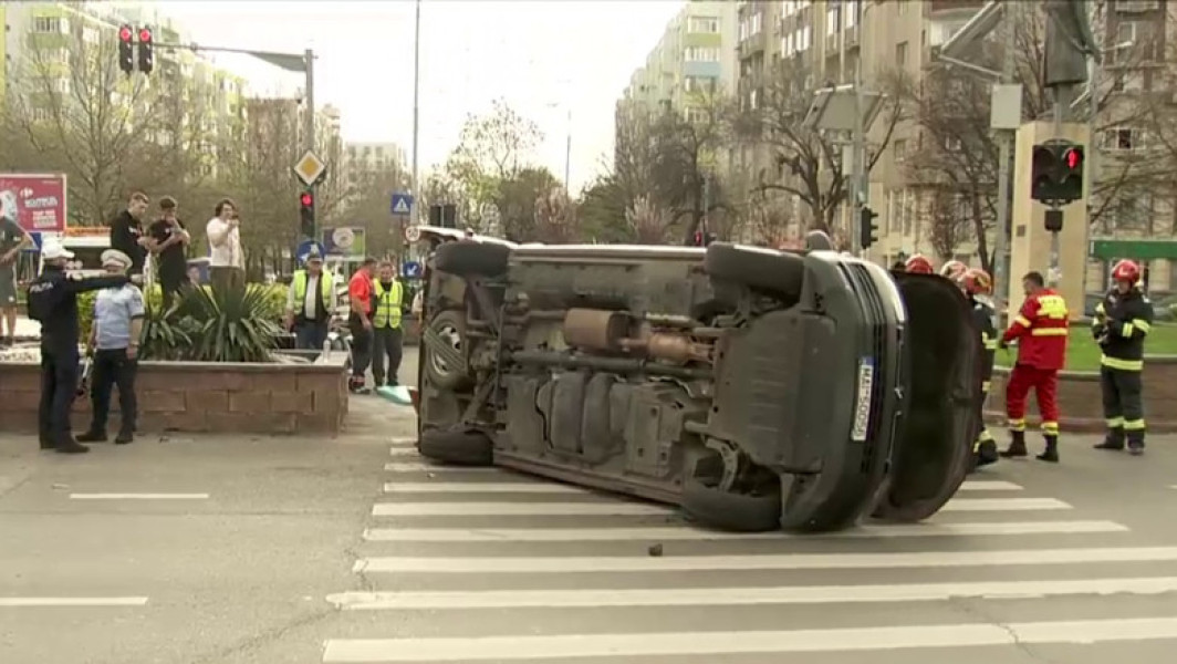 Accident grav cu ambulanță în București: Ambulanță răsturnată în urma impactului cu mașină