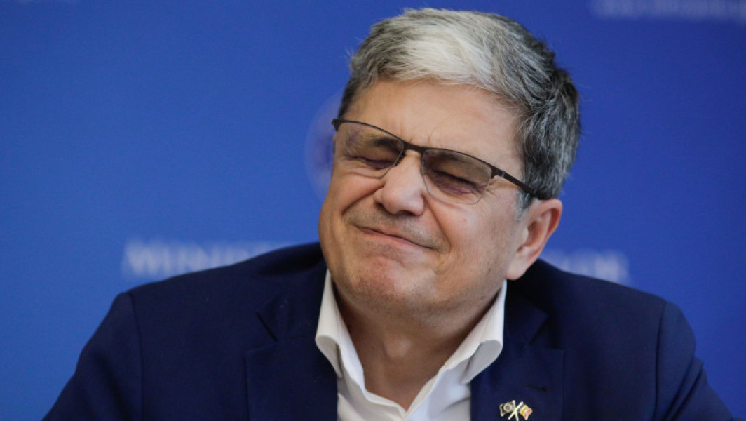 Ministrul Finanțelor îngrijorat de creșterea facturilor la curent. Se plânge că recent a plătit 199 lei, o sumă mai mare decât de obicei, deși nu consumă multă energie. Lucrătorilor le-a declarat că va investiga mai departe pentru a înțelege acest fenomen neașteptat.
