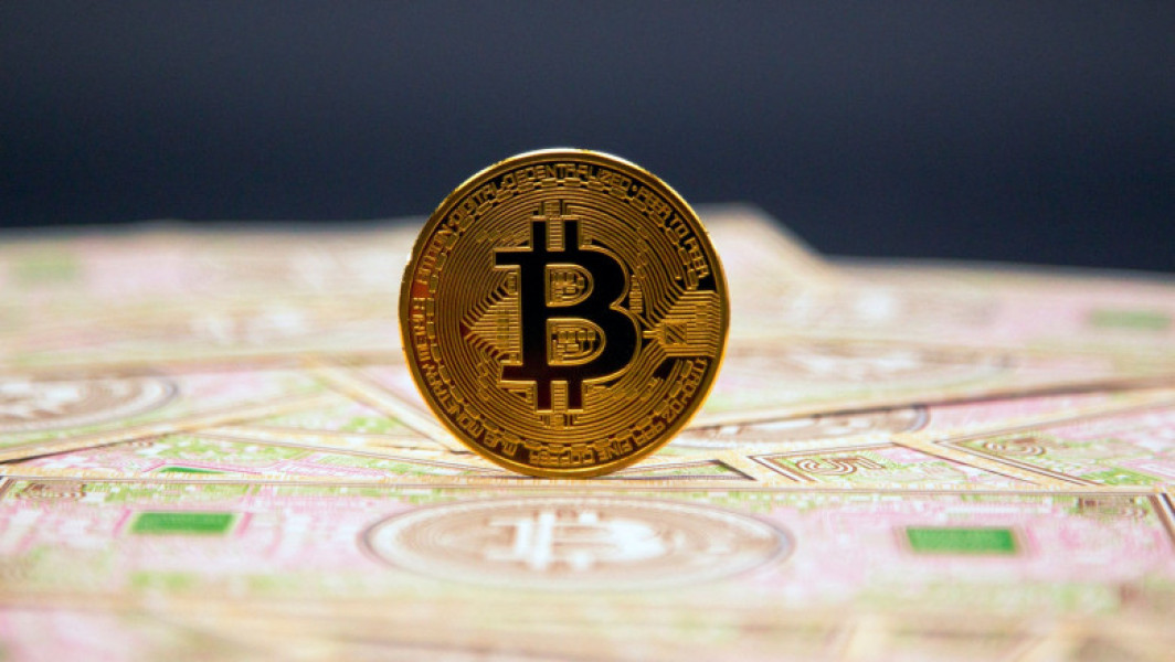 Cotaţia bitcoin continuă să scadă în urma unor pierderi uriaşe, la a treia zi consecutivă, transmite CNBC. Moneda virtuală a atins un nou minim după trei zile de declin.
